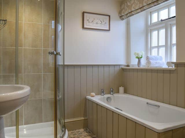 Bathroom with separate shower | Spring Cottage, Bourton-on-the-Water