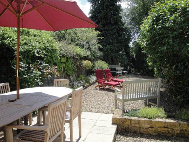 Outdoor dining area | Spring Cottage, Bourton-on-the-Water