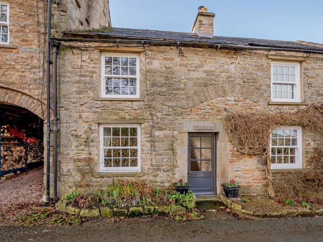 Beautiful stone cottage in the heart of a traditional Yorkshire village | Middle Cottage, West Burton, near Leyburn