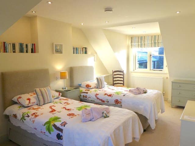 Bedroom with twin single beds | The Owl House, Bishops Waltham