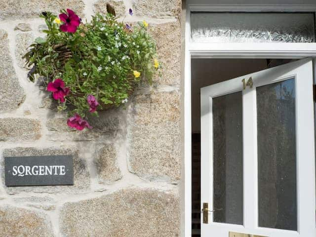 Attractive main entrance to the holiday home | Sorgente, Penryn