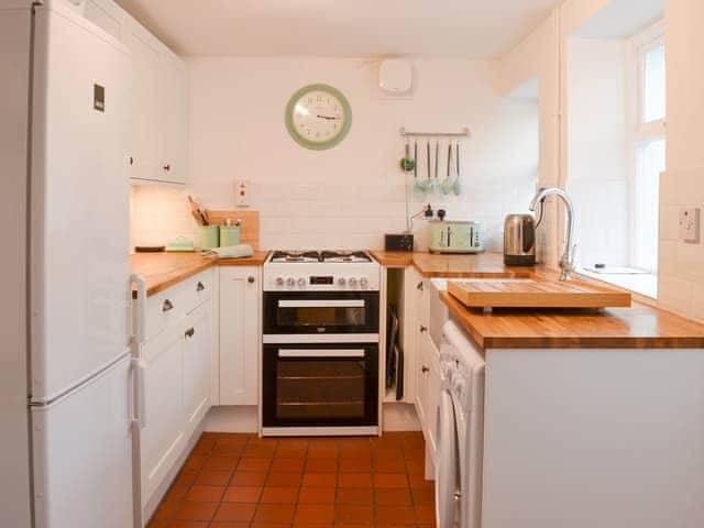 Well equipped kitchen | Honeysuckle Cottage, Watchet