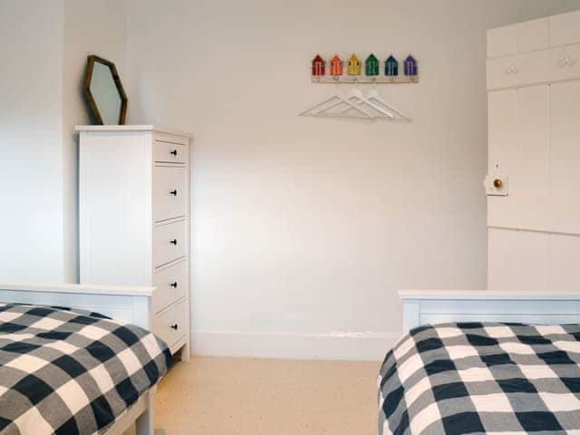 Delightful twin bedded room | Honeysuckle Cottage, Watchet