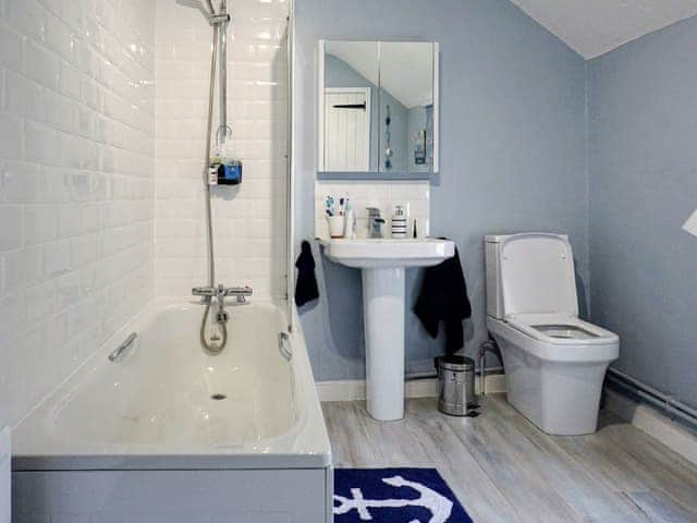 Bathroom | Honeysuckle Cottage, Watchet