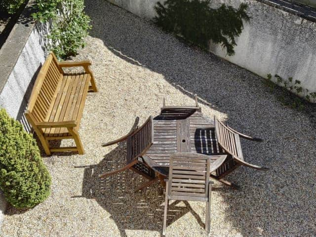 Grabelled garden with table and chairs | Carthwaite, Keswick