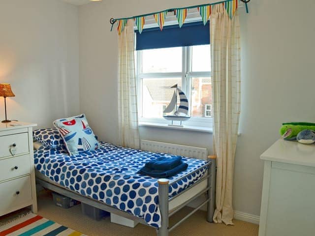 Comfortable twin bedroom | Captain Ron&rsquo;s, Beadnell, near Alnwick