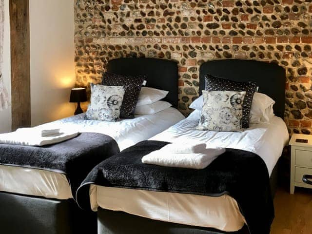 Twin bedroom | Fox&rsquo;s Den - Manor Farm Barns, Witton, near Happisburgh