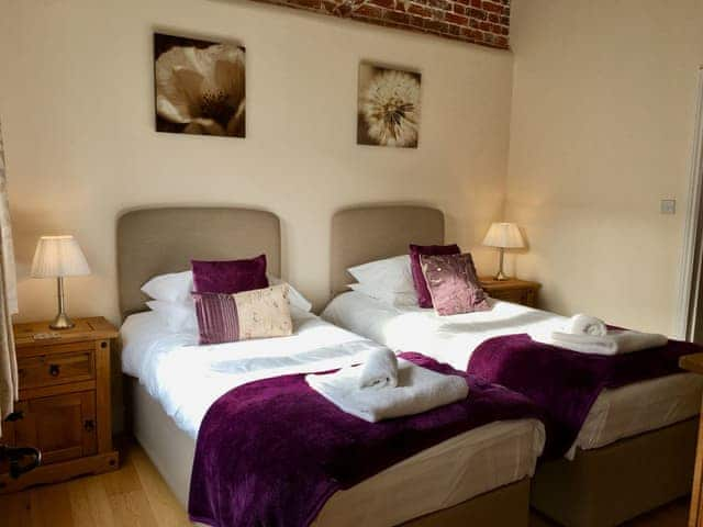 Cosy twin bedded room | Barn Owl - Manor Farm Barns, Witton, near Happisburgh