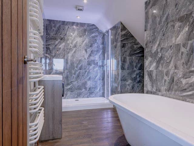 En-suite Bathroom with bath and walk-in shower cubicle | Olive Lodge, Melbourne, near Derby
