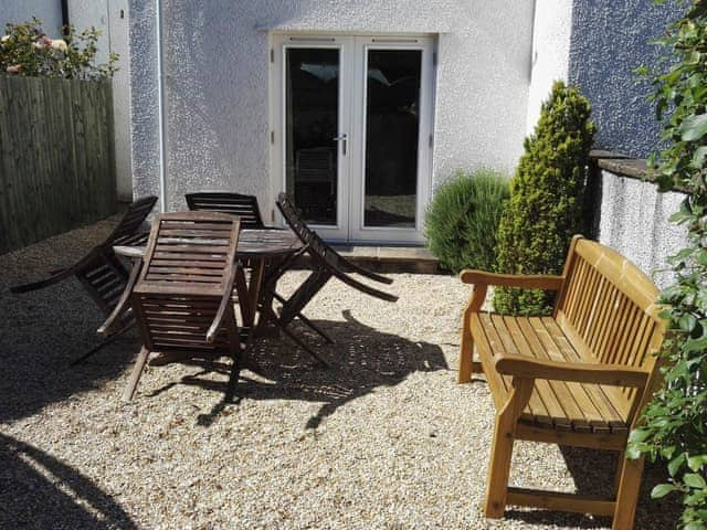 Gravelled garden area with table and chairs | Carthwaite, Keswick