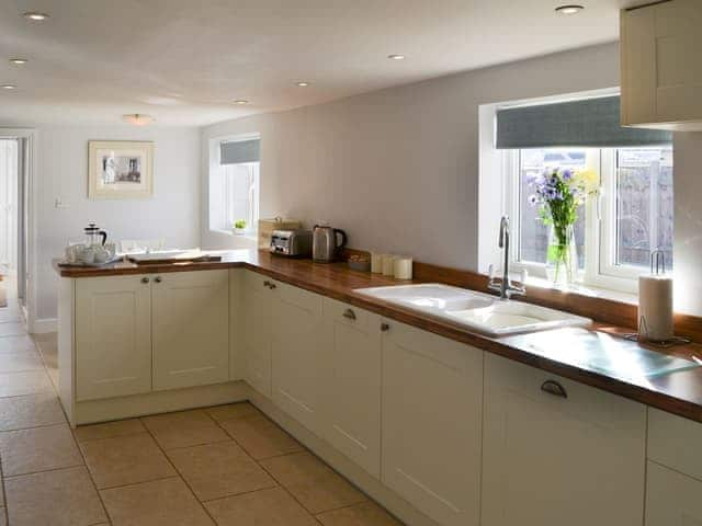 Kitchen with breakfast area | Riverside - Simpson&rsquo;s Boatyard, Stalham