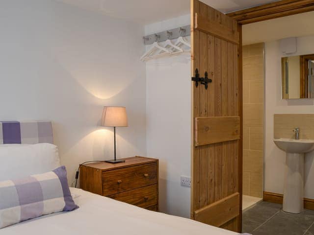 Double bedroom with en-suite | Apple Barn, Applethwaite, near Keswick