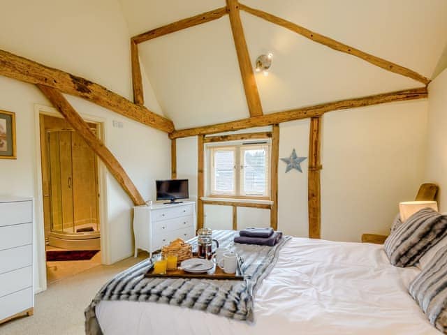 Large double bedroom with en-suite | Laurel Barn, Tacolneston, near Wymondham