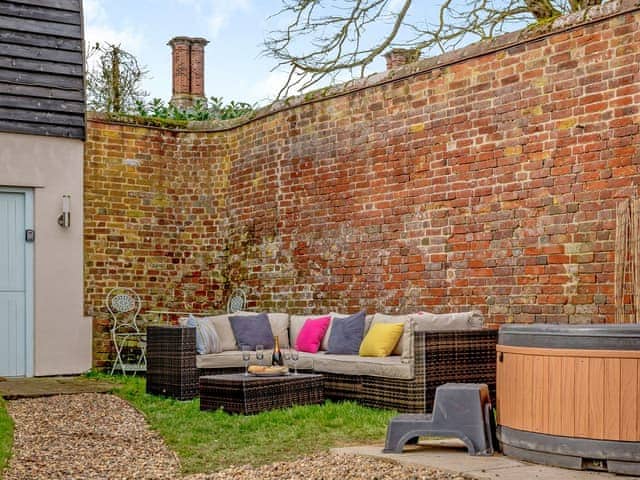 Well presented sitting out area | Laurel Barn, Tacolneston, near Wymondham