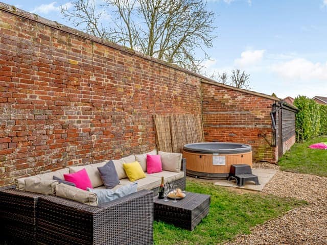 Wonderful garden with hot tub | Laurel Barn, Tacolneston, near Wymondham