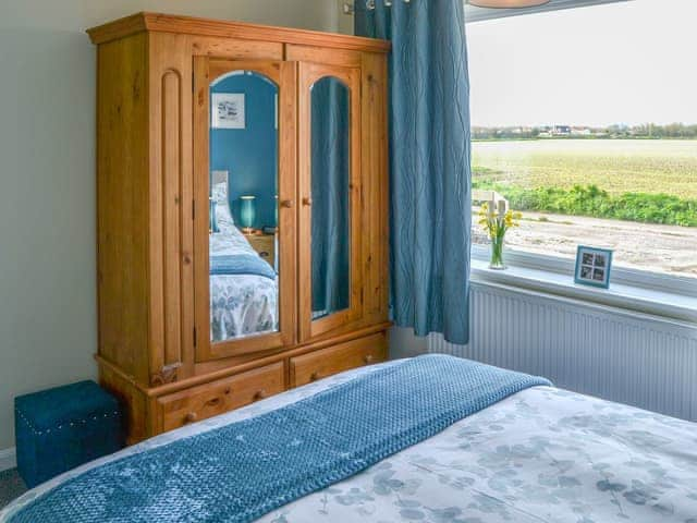 Charming bedroom with delightful view | California Halt, California, near Great Yarmouth