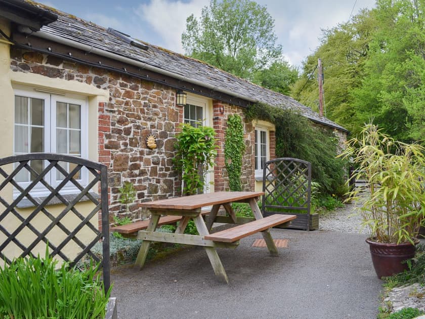 Quaint Cornish cottage with picnic-style table | Ash Cottage - Carpenters Tinney, Pyworthy, Holsworthy, near Bude
