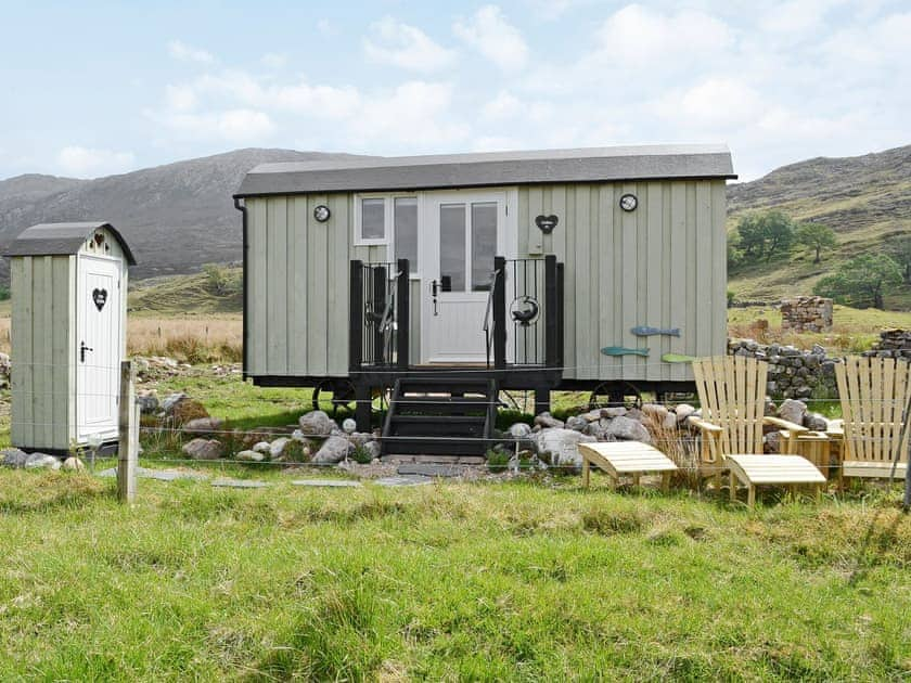 Wonderful bespoke handcrafted shepherd&rsquo;s hut | Ghillies at Riverside, Inchnadamph, near Lochinver