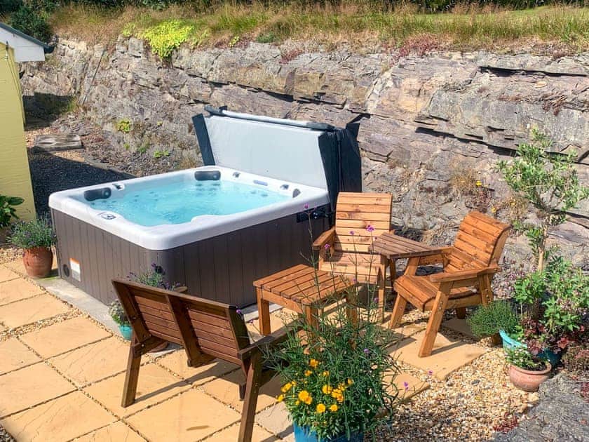 Relaxing hot tub | Dildre - Brynllin Holiday Cottages, Bwlch-Llan, near Aberaeron