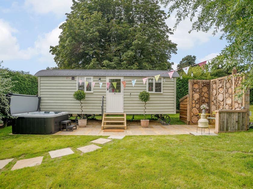 Lovely shepherd&rsquo;s hut with hot tub<br /> | Under Willows - Stop in the Sticks, Burton Overy