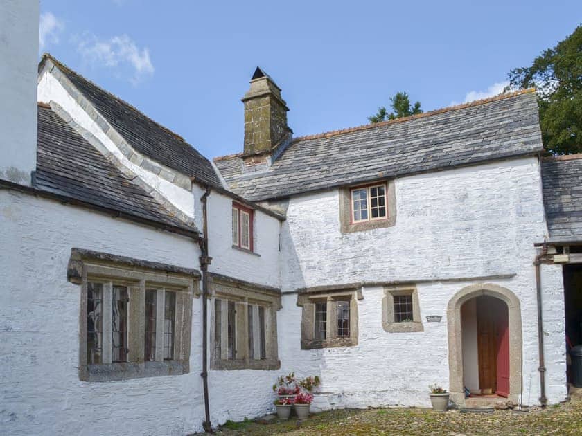 Wonderful whitewashed holiday property with stone mullions | The Tudor Wing - Cullacott Farm, Yeolmbridge, near Launceston