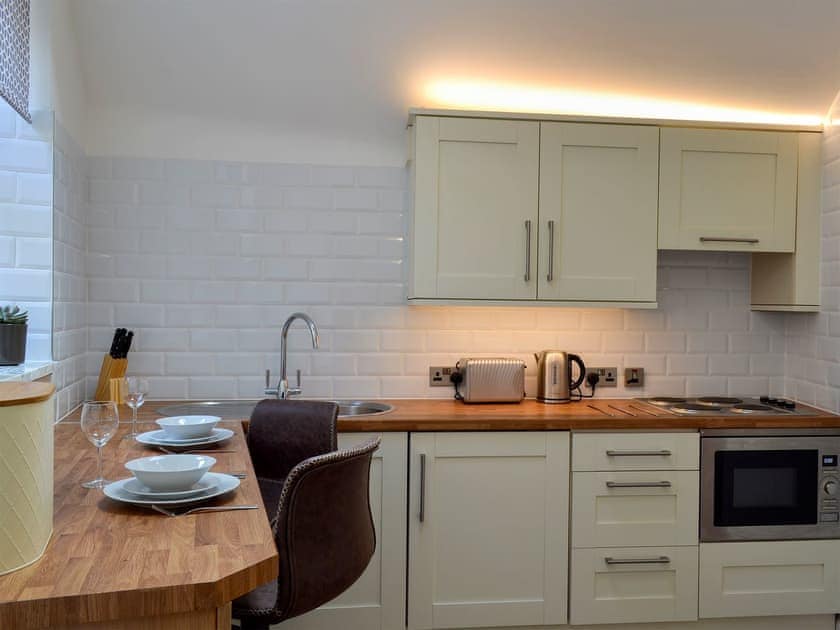 Kitchen and dining area | Kinder Apartment - Central Glossop, Glossop