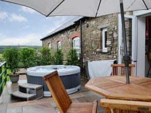 Hot tub | Sgubor Llwyndu, Betws, near Ammanford