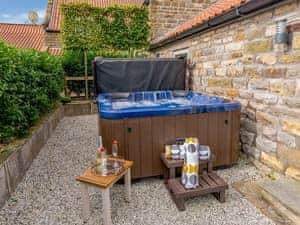 Hot tub | Bee&rsquo;s Cottage - Island Farm Cottages, Staintondale, near Whitby