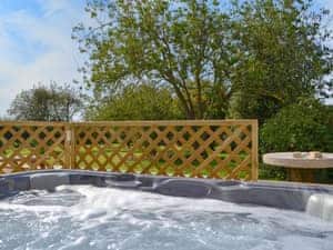 Hot tub | Miller&rsquo;s Retreat - Windmill Barns, Heapham, near Gainsborough