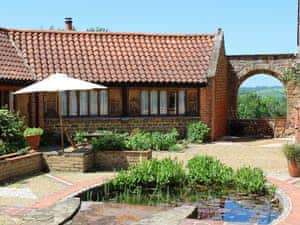 Garden | Hazelnut Cottage - Heath Farm Holiday Cottages, Swerford, near Chipping Norton