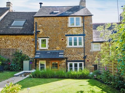 Rear façade and garden viewed from the sitting out area | Wells Cottage, Hook Norton, near Chipping Norton
