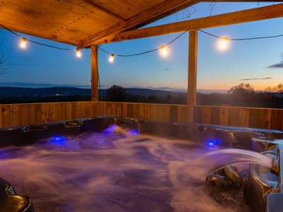 6 person Hot Tub | Woodlands, Langford Budville, near Wellington