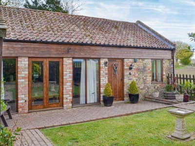 Exterior | Sunflower Holiday Cottage, Thoresthorpe, near Alford