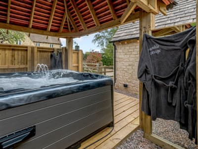 Hot tub | Bramble Cottage, South Cerney, near Cirencester