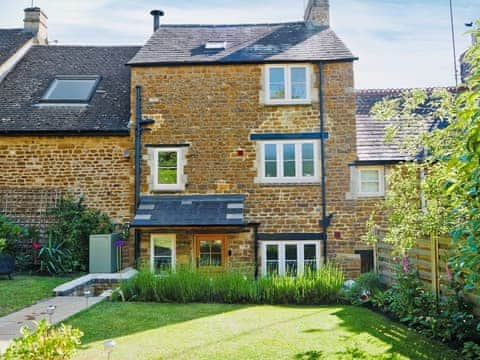 Rear fa&ccedil;ade and garden viewed from the sitting out area | Wells Cottage, Hook Norton, near Chipping Norton