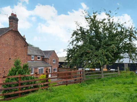 Exterior | Hillside Cottage, Willington, near Whitchurch