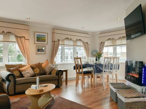 Living room/dining room | Eryl Mor Lodge, Amlwch