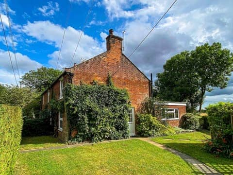 Charming holiday home | April Cottage, Clay Common, near Southwold