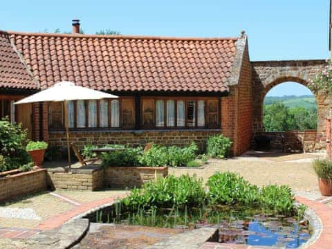 Garden | Hazelnut Cottage - Heath Farm Holiday Cottages, Swerford, near Chipping Norton