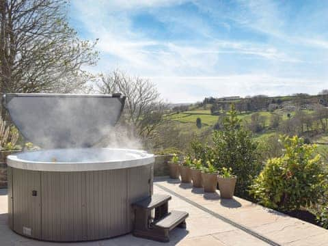 Hot tub | Teal Cottage, Holmfirth