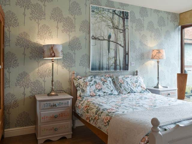 Attractive en-suite double bedroom | Skylark - Bird Barn Cottages, Lower Drayton, near Penkridge