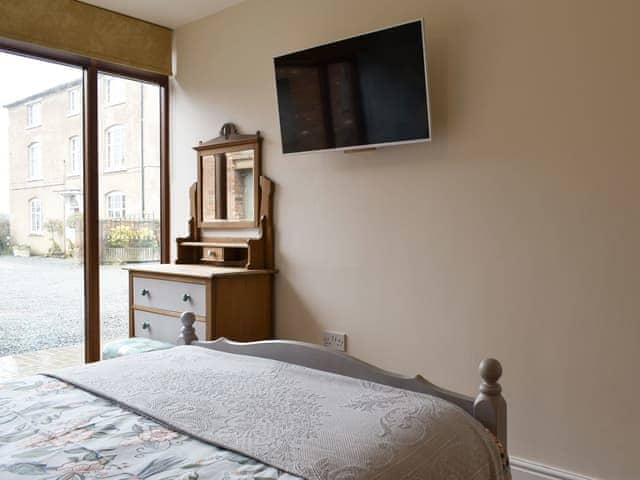 Peaceful en-suite double bedroom | Skylark - Bird Barn Cottages, Lower Drayton, near Penkridge