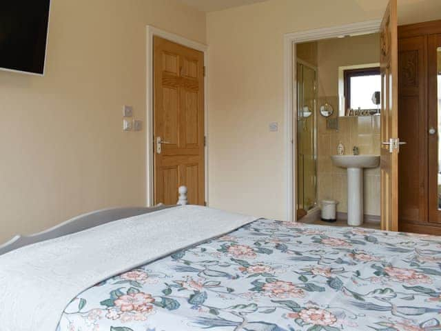 Relaxing en-suite double bedroom | Skylark - Bird Barn Cottages, Lower Drayton, near Penkridge