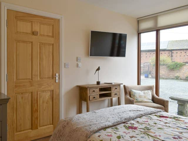 Stylish en-suite double bedroom | Skylark - Bird Barn Cottages, Lower Drayton, near Penkridge