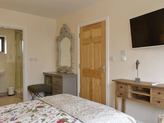 Spacious en-suite double bedroom | Skylark - Bird Barn Cottages, Lower Drayton, near Penkridge