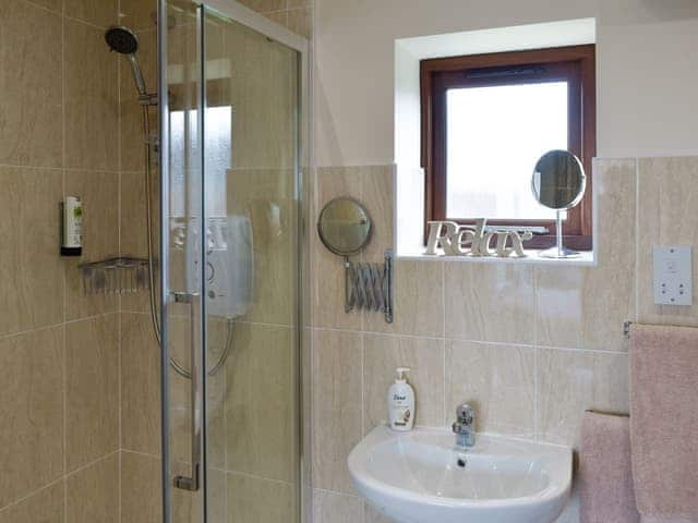 En-suite shower room | Skylark - Bird Barn Cottages, Lower Drayton, near Penkridge