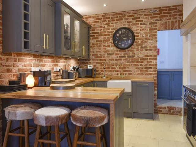 Fully appointed fitted kitchen with breakfast bar | Abbey View, Whitby