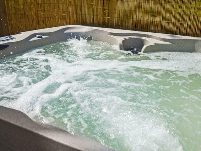 Relaxing hot tub | The Hayloft - Meadow Farm, Hickling