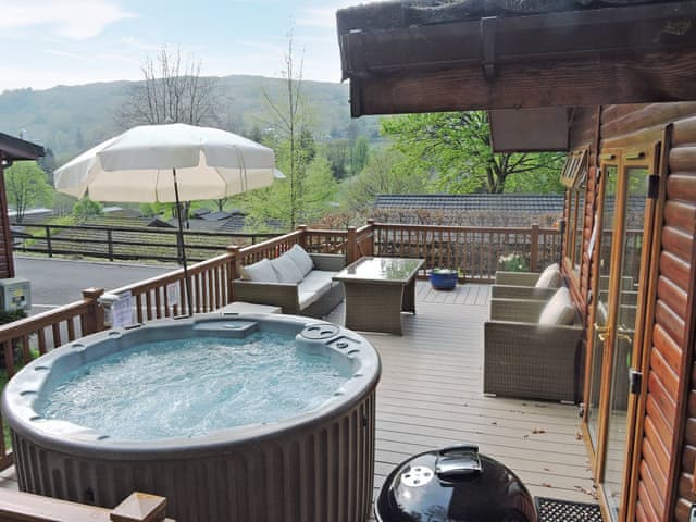 Relaxing hot tub and outdoor area | Windermere Lodge,