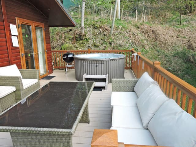 Relaxing hot tub and outdoor area | Windermere Lodge,